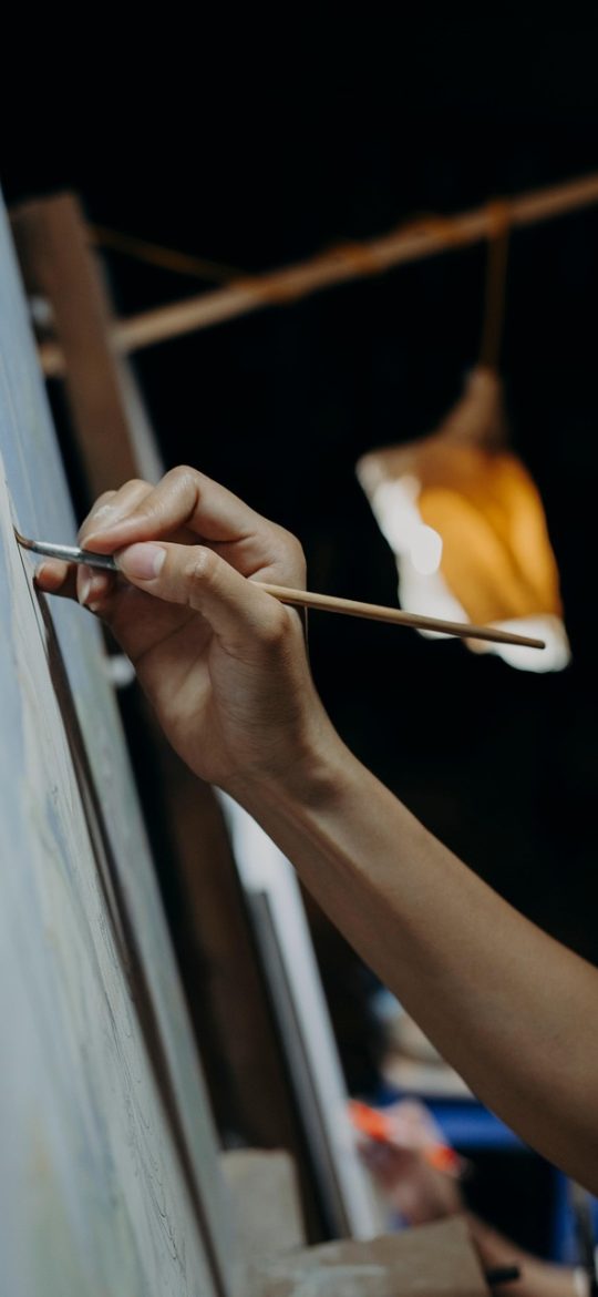 如慢画 App 画布界面，一幅城市街角的线稿正在绘制中，左侧竖排图层列表显示线稿与底色两层，右侧是笔刷粗细滑块